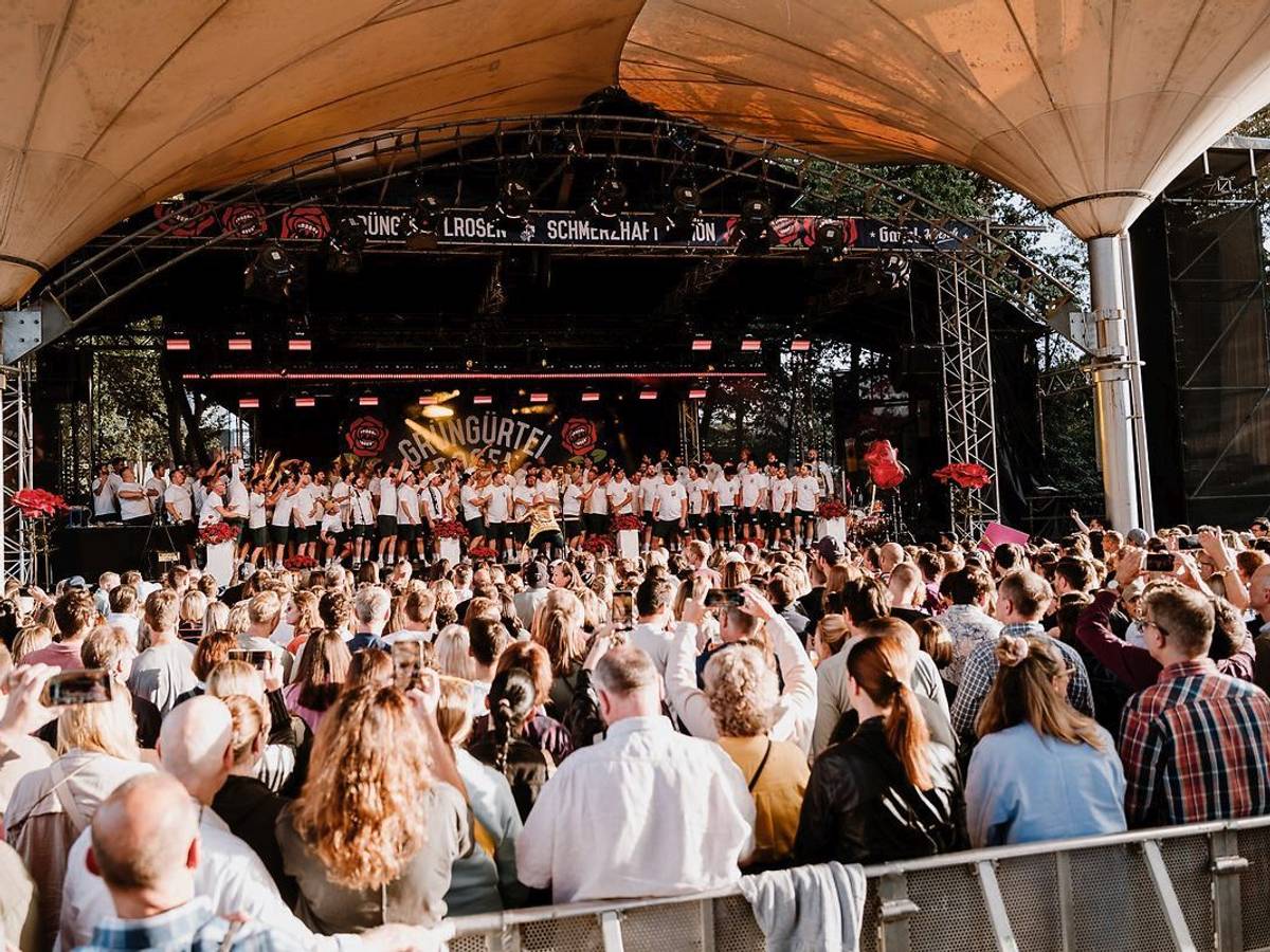 Die Grüngürtelrosen stehen auf der Bühne im Kölner Tanzbrunnen vor Publikum.