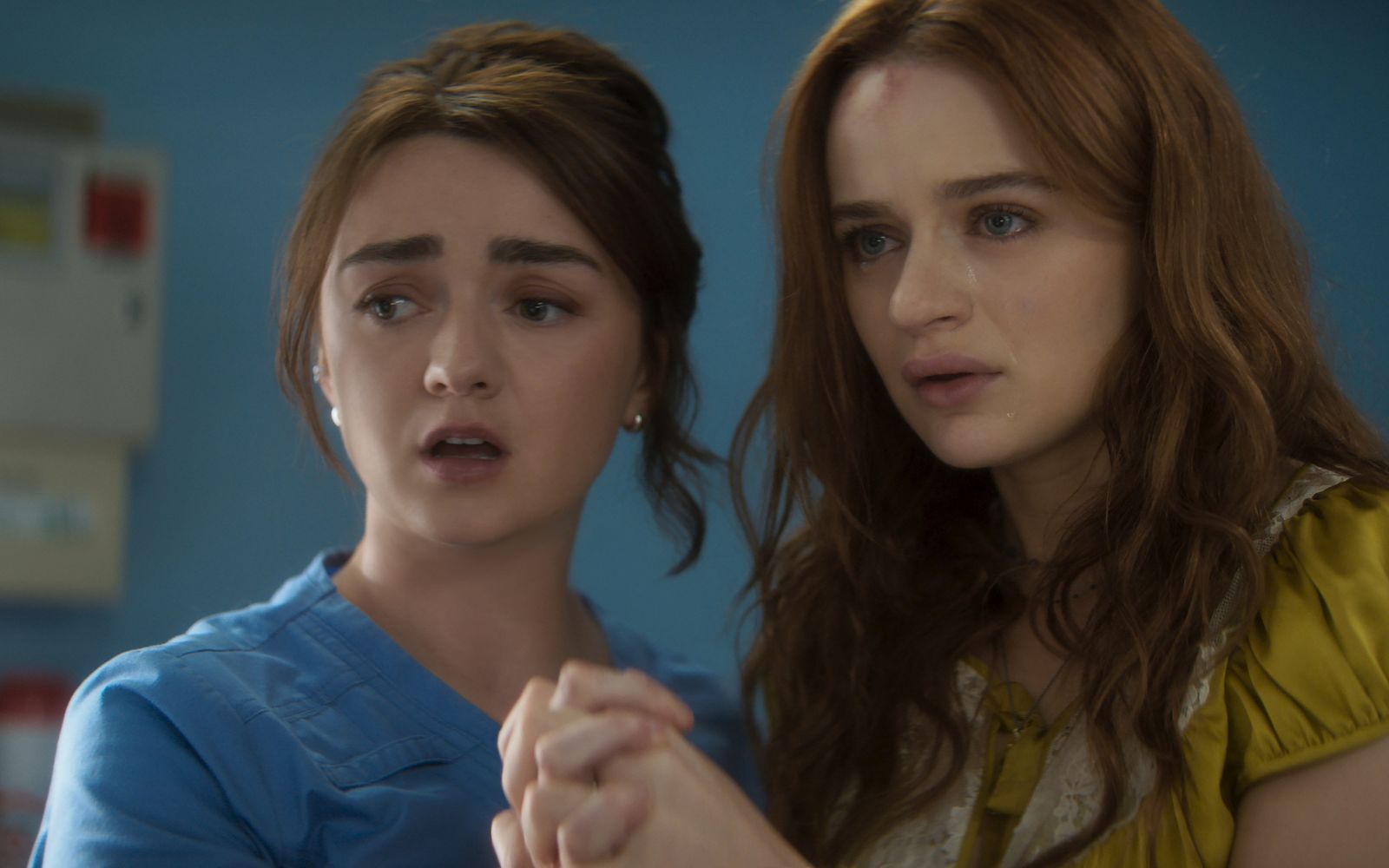 Eine neue Generation: Auch Antonia (Maisie Williams, links) und Kylie (Joey King) kämpfen gegen den Fluch der Owens-Familie. (Bild: 2026 Warner Bros. Entertainment)