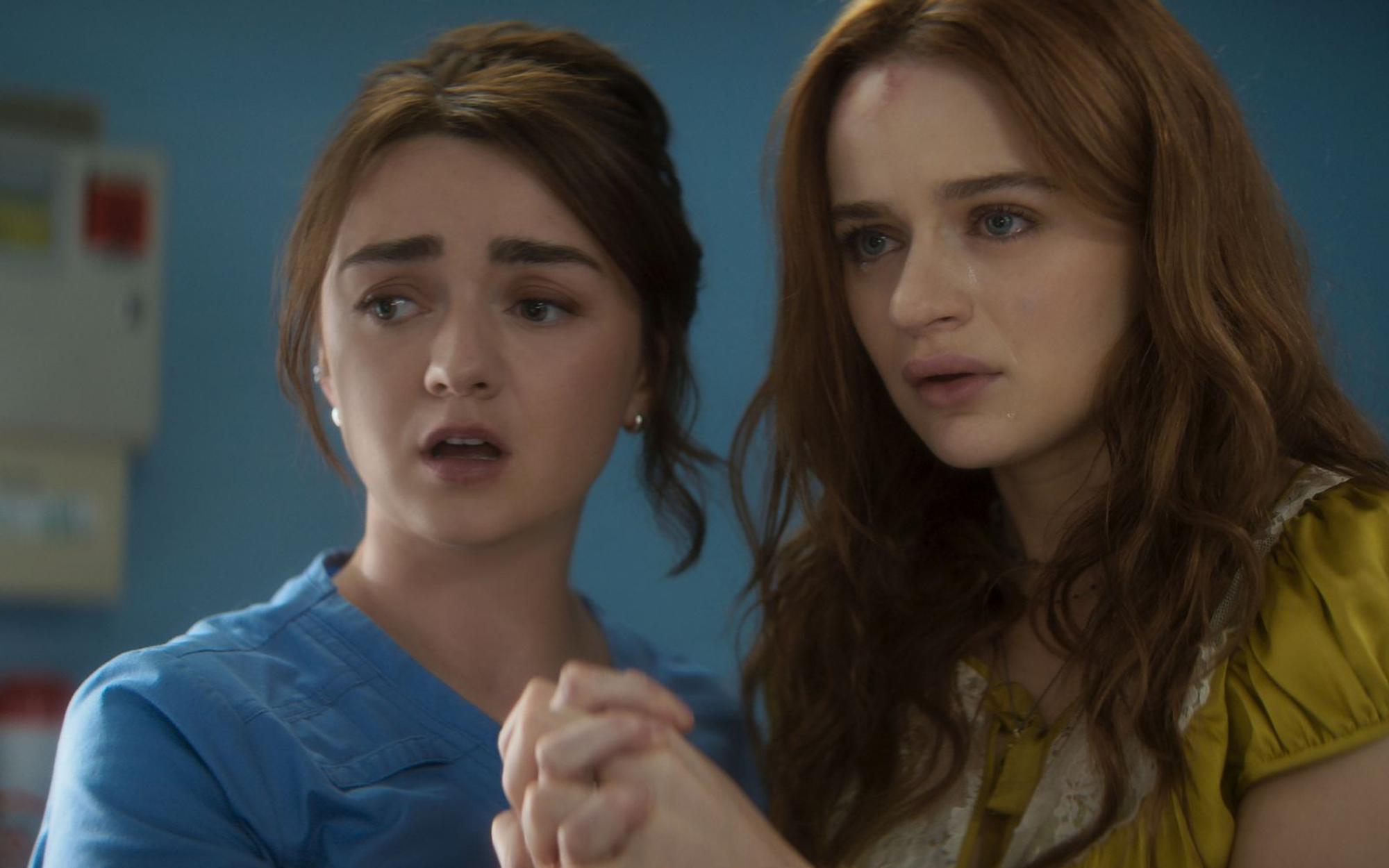 Eine neue Generation: Auch Antonia (Maisie Williams, links) und Kylie (Joey King) kämpfen gegen den Fluch der Owens-Familie. (Bild: 2026 Warner Bros. Entertainment)