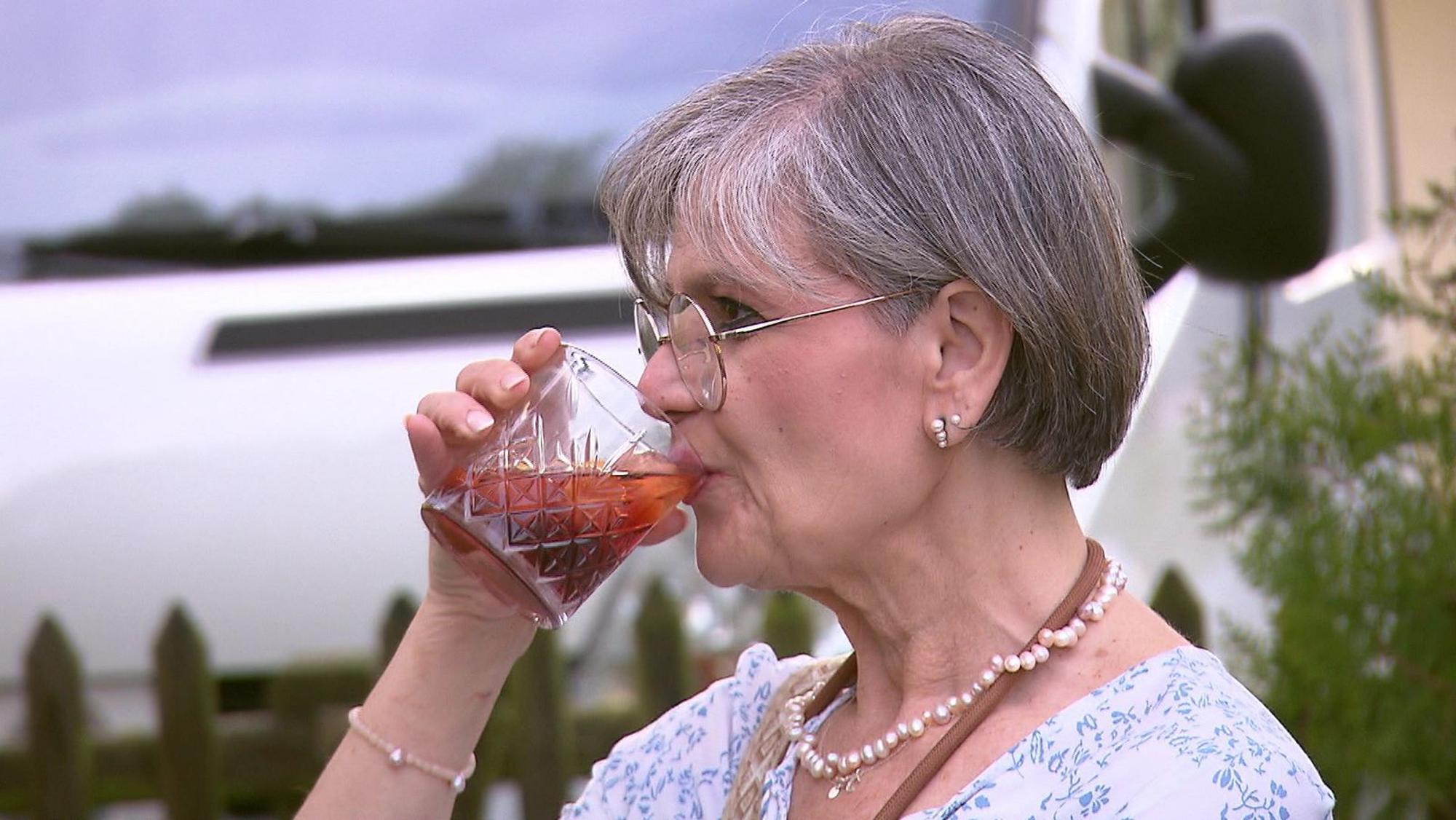 Der Aperitif passend zum toskanischen Abend: ein Negroni Sbagliato. (Bild: RTL)