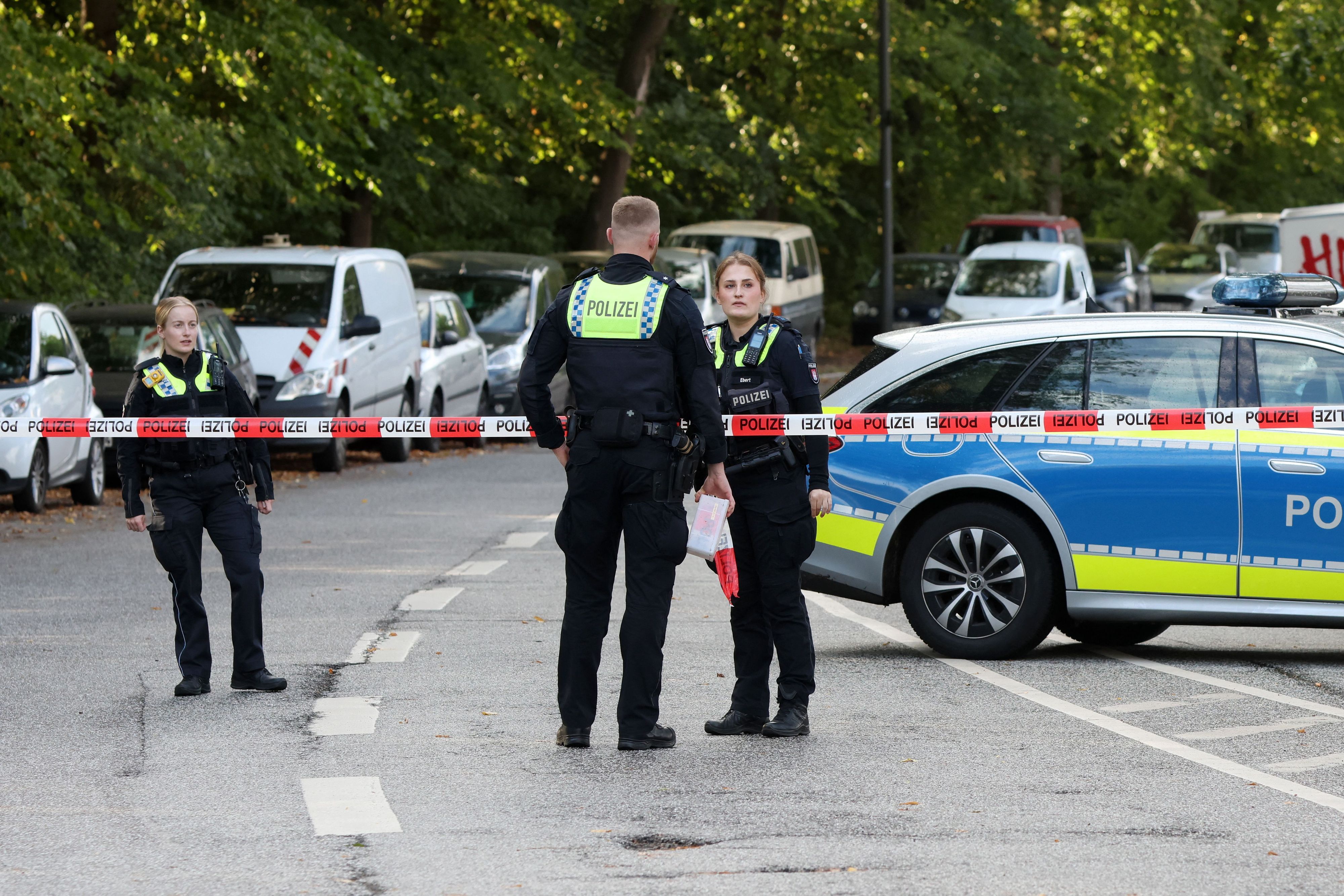 Mit Flatterband sperrt die Polizei die Plöner Straße in Hamburg-Altona. An einer wichtigen Bahnstrecke im Nordwesten Hamburgs ist eine Bombe aus dem Zweiten Weltkrieg entdeckt worden.