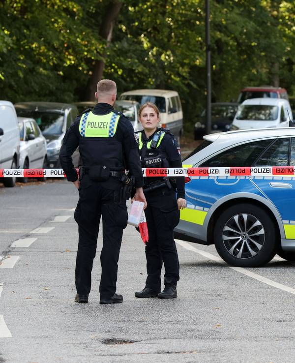 Mit Flatterband sperrt die Polizei die Plöner Straße in Hamburg-Altona. An einer wichtigen Bahnstrecke im Nordwesten Hamburgs ist eine Bombe aus dem Zweiten Weltkrieg entdeckt worden.