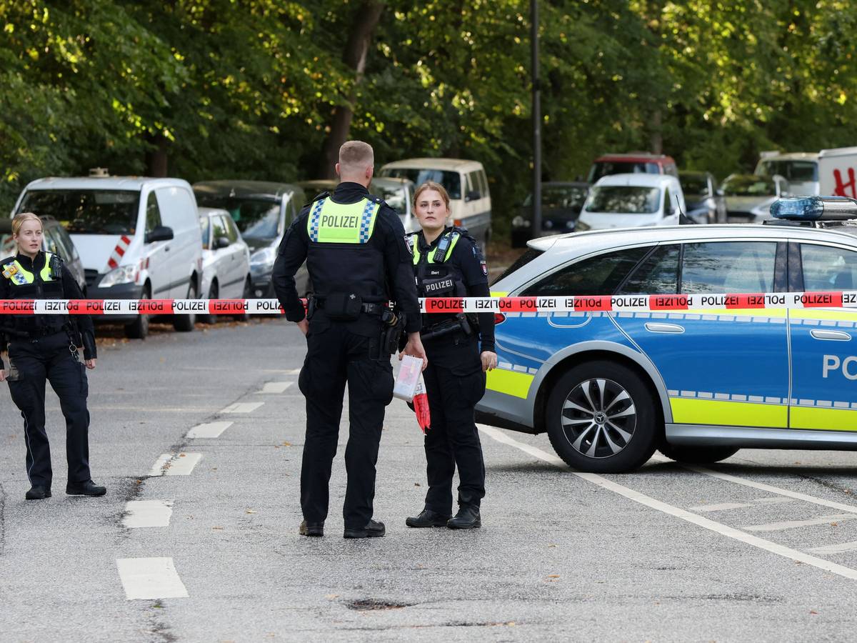 Mit Flatterband sperrt die Polizei die Plöner Straße in Hamburg-Altona. An einer wichtigen Bahnstrecke im Nordwesten Hamburgs ist eine Bombe aus dem Zweiten Weltkrieg entdeckt worden.