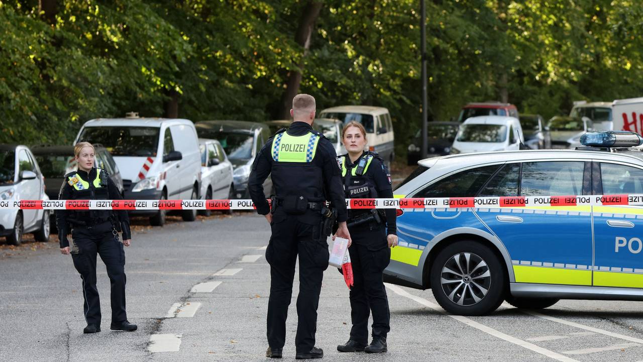 Mit Flatterband sperrt die Polizei die Plöner Straße in Hamburg-Altona. An einer wichtigen Bahnstrecke im Nordwesten Hamburgs ist eine Bombe aus dem Zweiten Weltkrieg entdeckt worden.