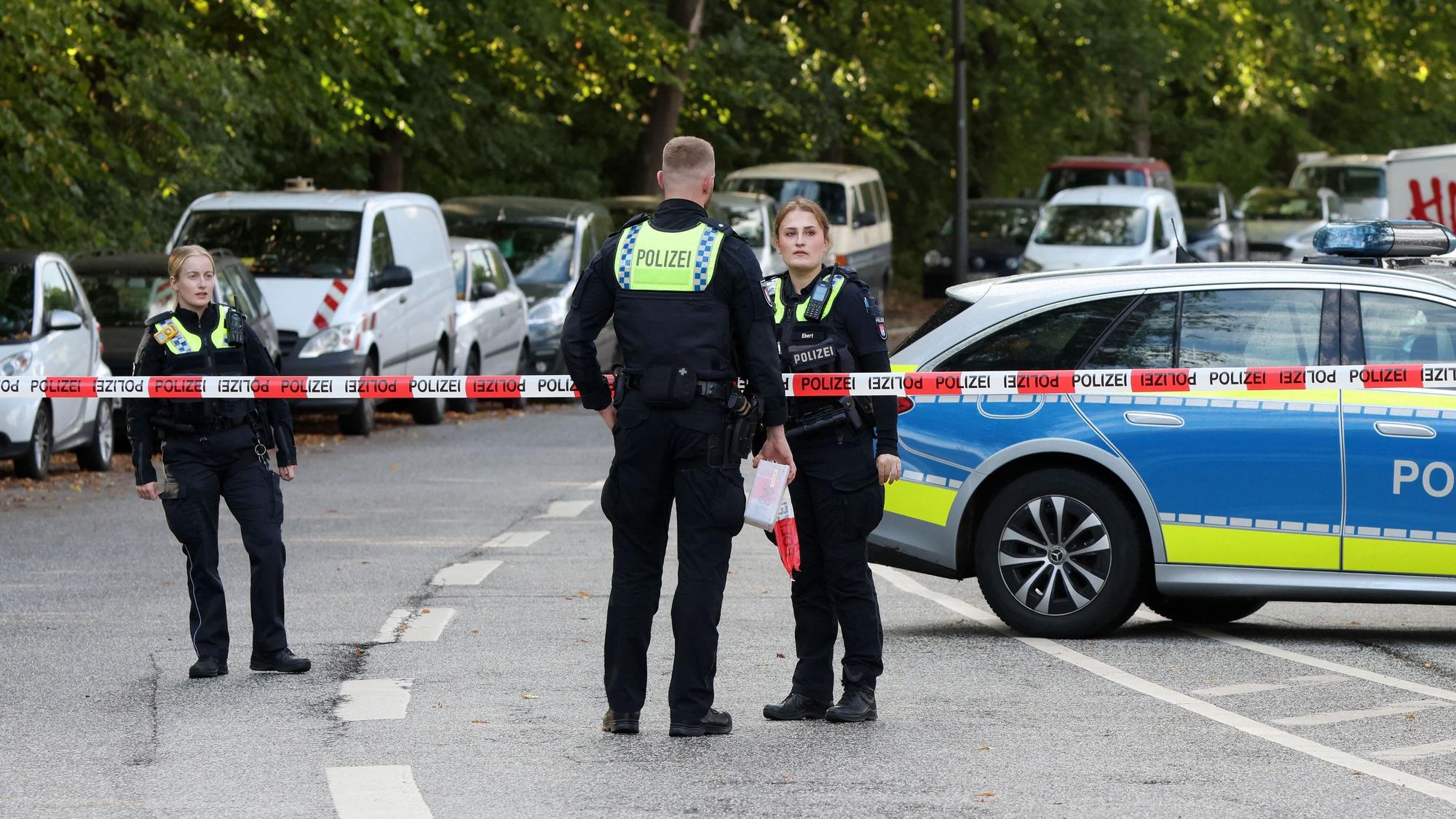 Mit Flatterband sperrt die Polizei die Plöner Straße in Hamburg-Altona. An einer wichtigen Bahnstrecke im Nordwesten Hamburgs ist eine Bombe aus dem Zweiten Weltkrieg entdeckt worden.