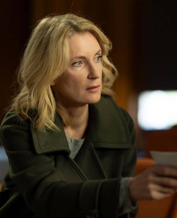 Im „Tatort: König in Gelb“ bekommt es Charlotte Lindholm (Maria Furtwängler) im doppelten Sinne mit Demenz zu tun. Der Verdächtige, Gustav König (Thomas Thieme), könnte ein lange gesuchter Serienmörder sein. Er ist jedoch kaum noch ansprechbar. Doch auch Lindholms Ermittlerkollege, Königs langjähriger Verfolger, leidet unter beginnender Demenz. (Bild: NDR/Frizzi Kurkhaus)