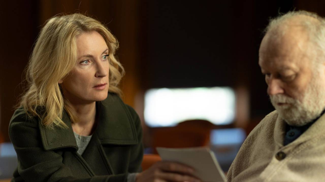 Im „Tatort: König in Gelb“ bekommt es Charlotte Lindholm (Maria Furtwängler) im doppelten Sinne mit Demenz zu tun. Der Verdächtige, Gustav König (Thomas Thieme), könnte ein lange gesuchter Serienmörder sein. Er ist jedoch kaum noch ansprechbar. Doch auch Lindholms Ermittlerkollege, Königs langjähriger Verfolger, leidet unter beginnender Demenz. (Bild: NDR/Frizzi Kurkhaus)