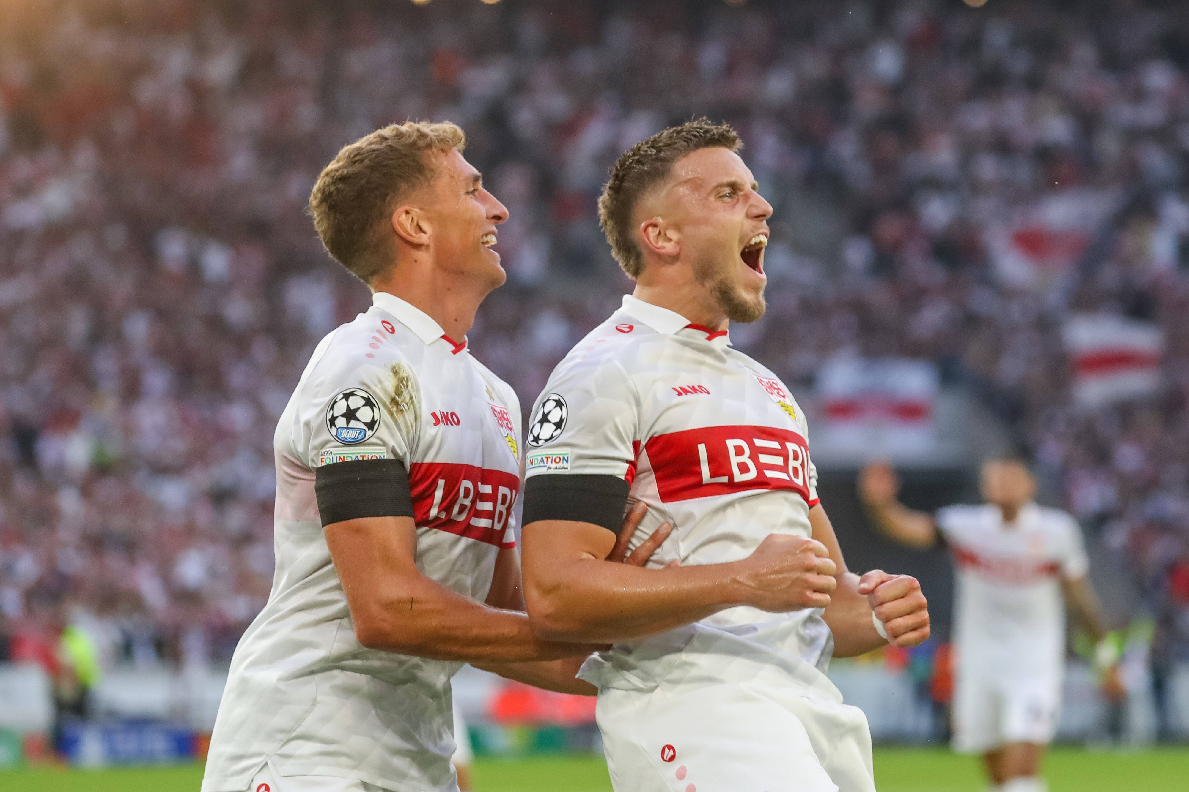 Ermedin Demirovic und Grischa Prömel jubeln gemeinsam.
