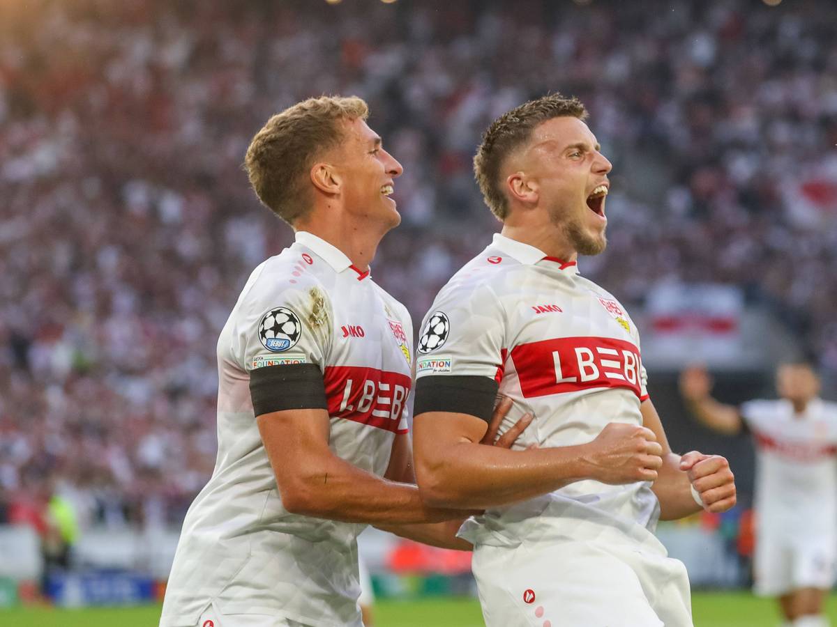 Ermedin Demirovic und Grischa Prömel jubeln gemeinsam.