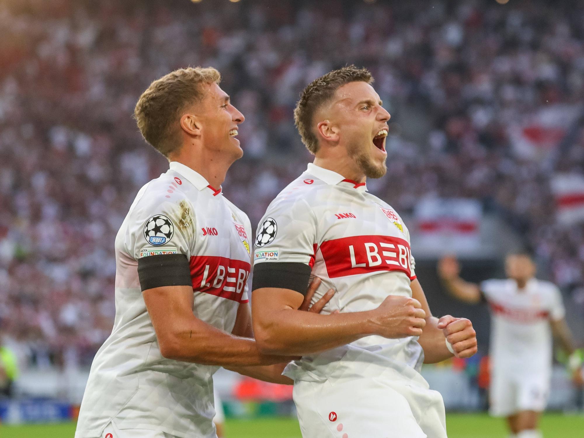 Ermedin Demirovic und Grischa Prömel jubeln gemeinsam.