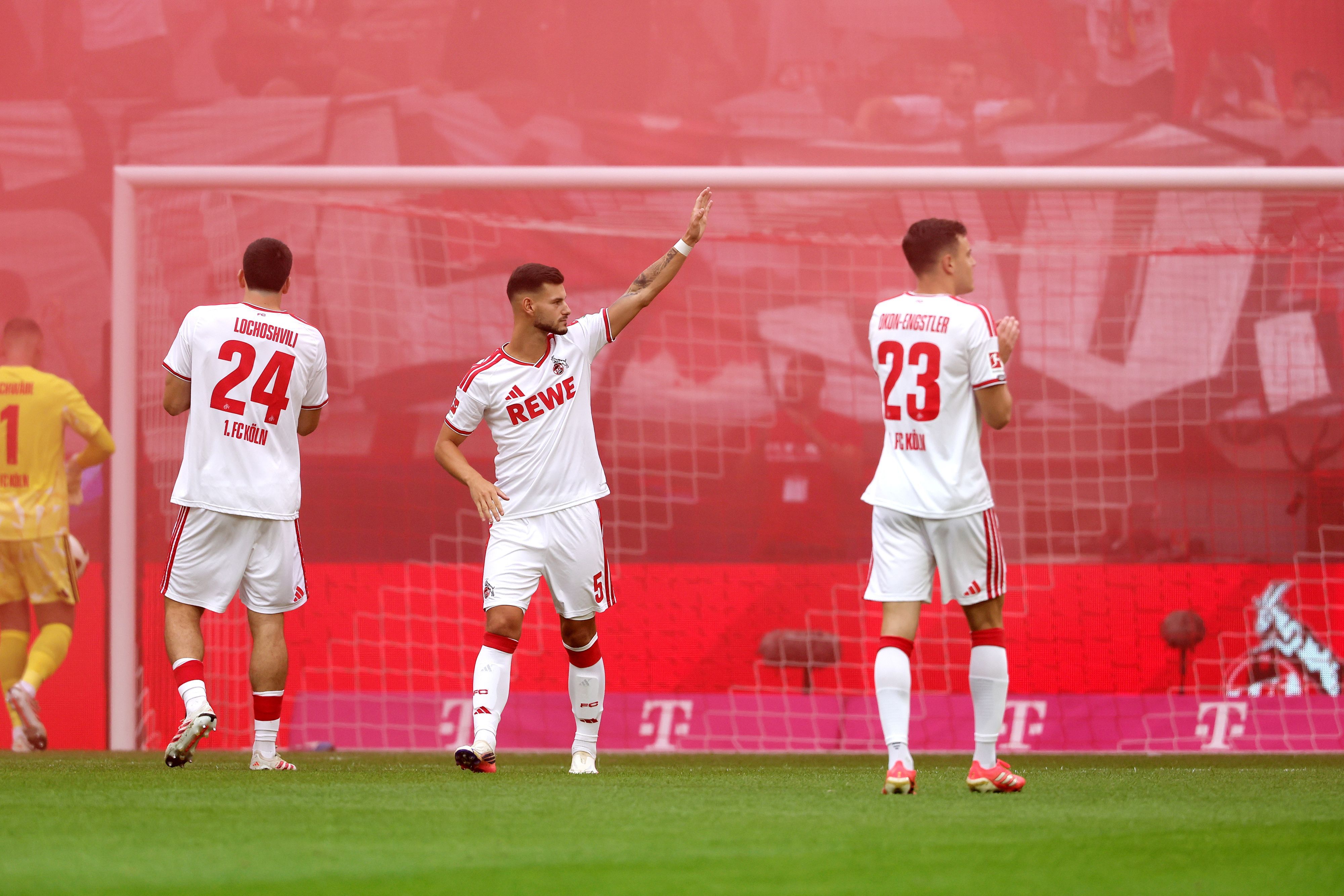 Tom Krauß (1. FC Köln) am 29. August 2026 beim Heimsieg gegen Hoffenheim mit den Kollegen Luka Lochoshvili (l.) und Paul Okon-Engstler (r.)