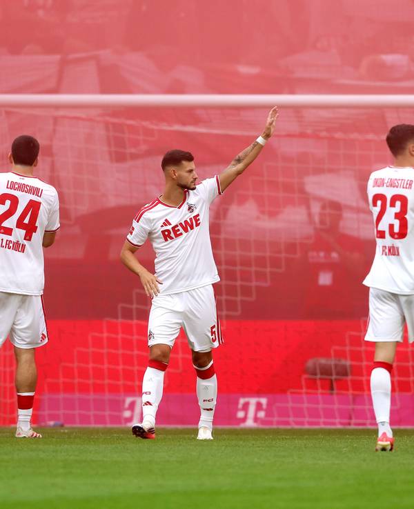 Tom Krauß (1. FC Köln) am 29. August 2026 beim Heimsieg gegen Hoffenheim mit den Kollegen Luka Lochoshvili (l.) und Paul Okon-Engstler (r.)