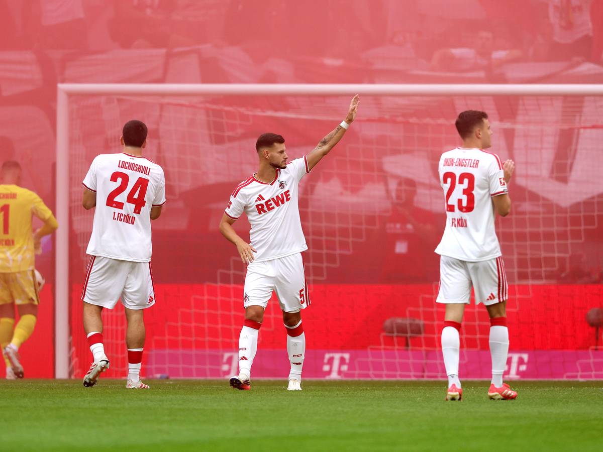 Tom Krauß (1. FC Köln) am 29. August 2026 beim Heimsieg gegen Hoffenheim mit den Kollegen Luka Lochoshvili (l.) und Paul Okon-Engstler (r.)