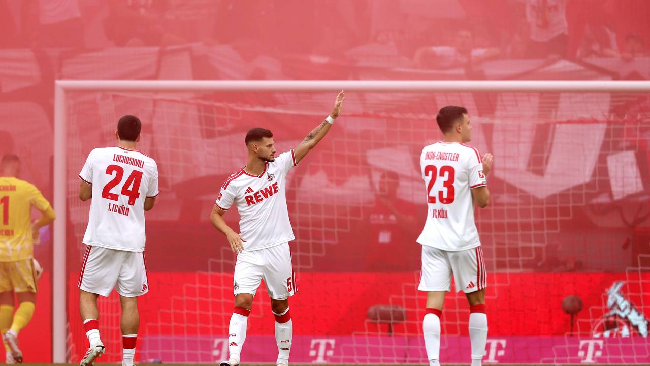 Tom Krauß (1. FC Köln) am 29. August 2026 beim Heimsieg gegen Hoffenheim mit den Kollegen Luka Lochoshvili (l.) und Paul Okon-Engstler (r.)