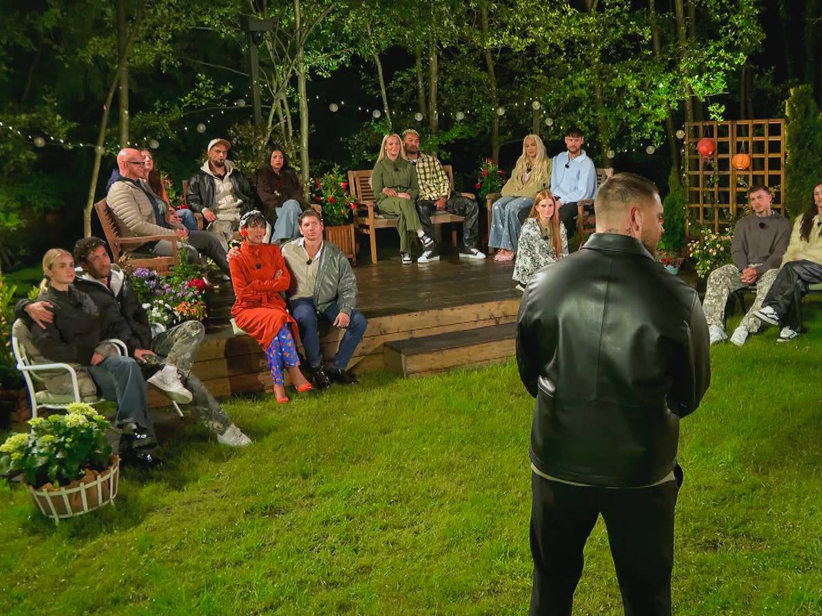 Mehrere Paare treten im „Sommerhaus der Stars“ gegeneinander an.