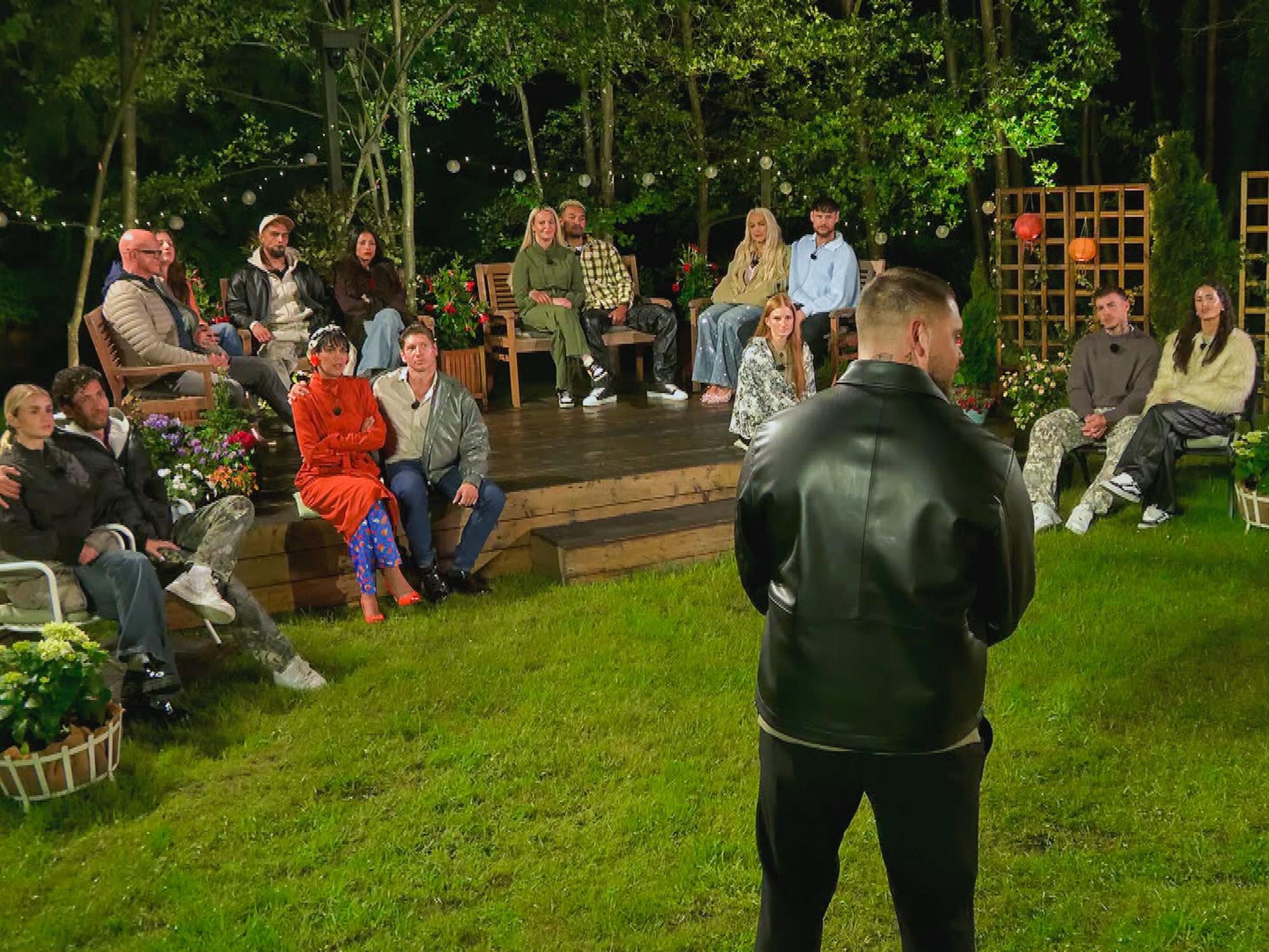 Mehrere Paare treten im „Sommerhaus der Stars“ gegeneinander an.