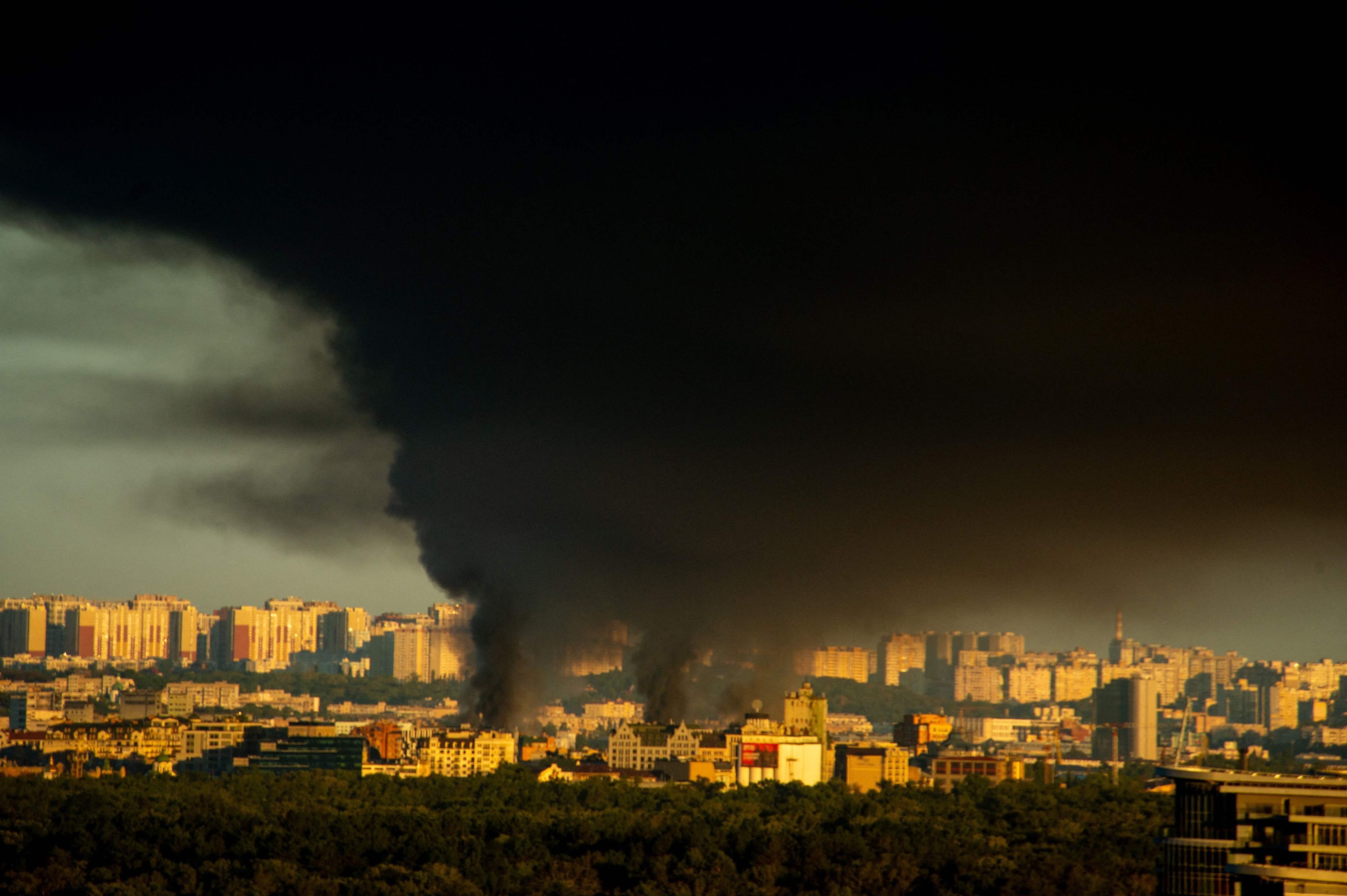 Dieses Foto zeigt Rauch, der nach einem massiven russischen Raketenangriff in Kiew am frühen Morgen des 8. September aufsteigt.