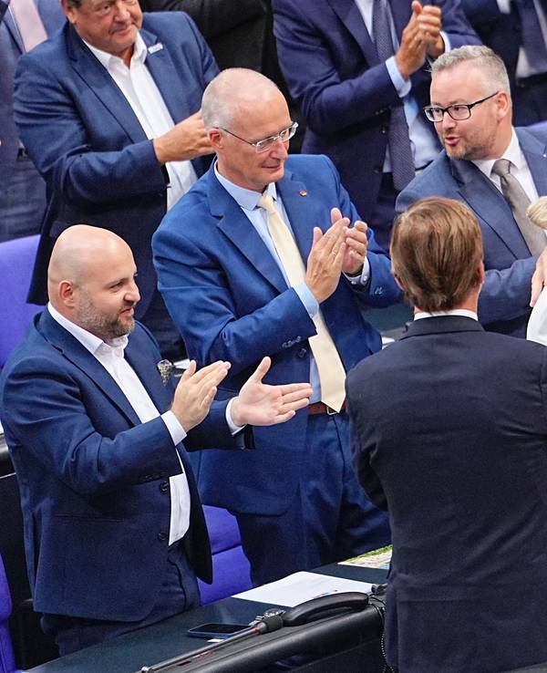 AfD-Chefin Alice Weidel wird nach ihrer Rede in der Generaldebatte im Bundestag von Tino Chrupalla (r.) und ihrer Fraktion beglückwünscht.