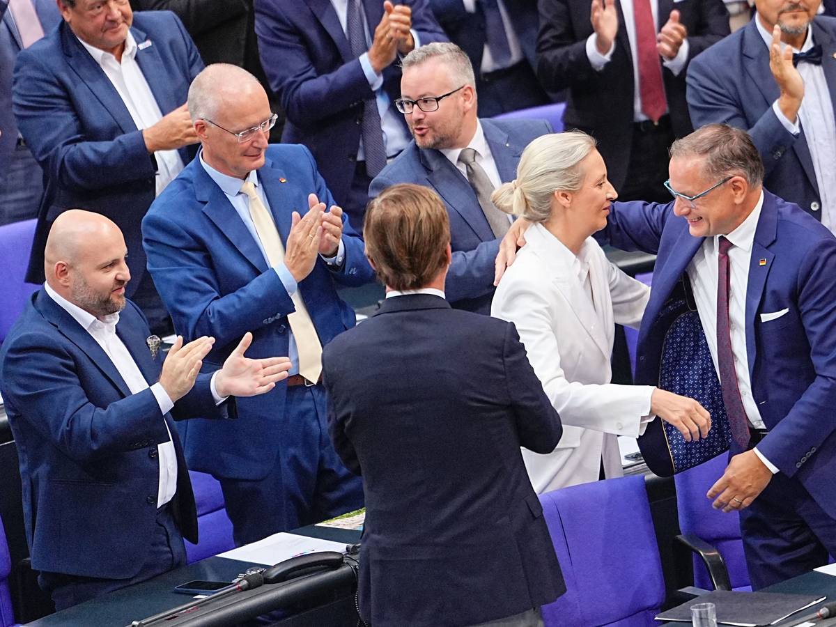 AfD-Chefin Alice Weidel wird nach ihrer Rede in der Generaldebatte im Bundestag von Tino Chrupalla (r.) und ihrer Fraktion beglückwünscht.