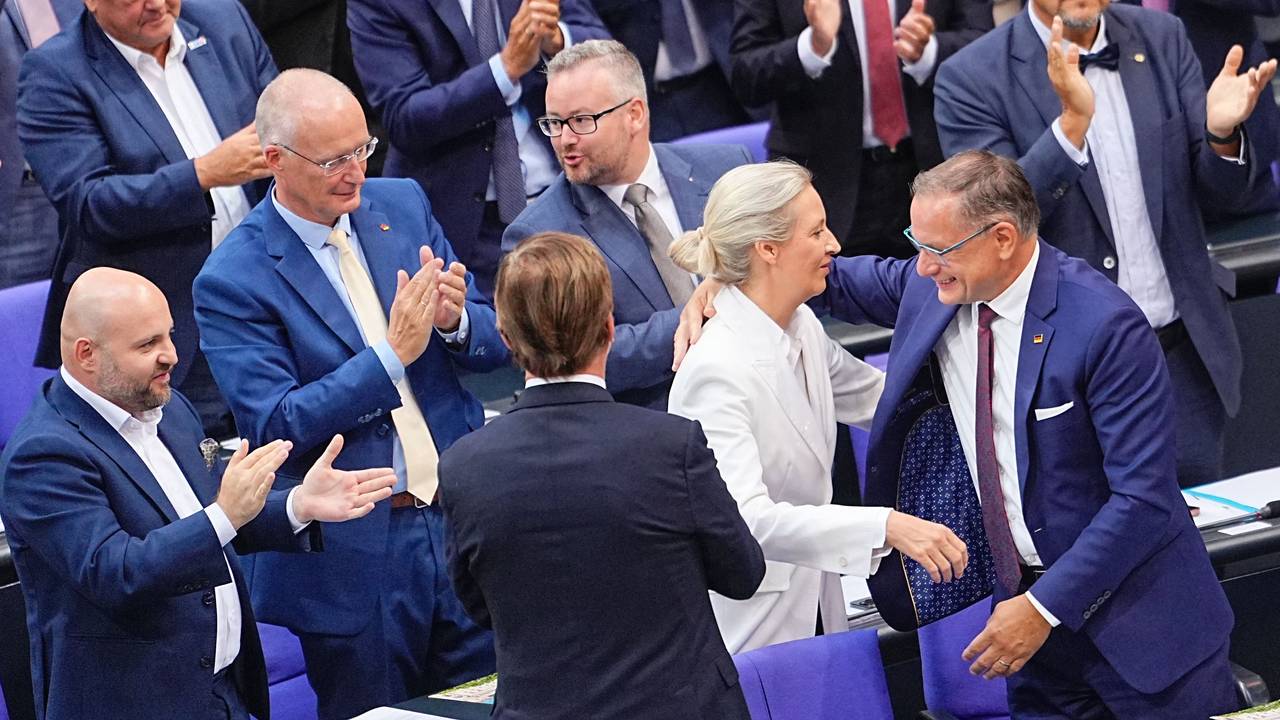 AfD-Chefin Alice Weidel wird nach ihrer Rede in der Generaldebatte im Bundestag von Tino Chrupalla (r.) und ihrer Fraktion beglückwünscht.