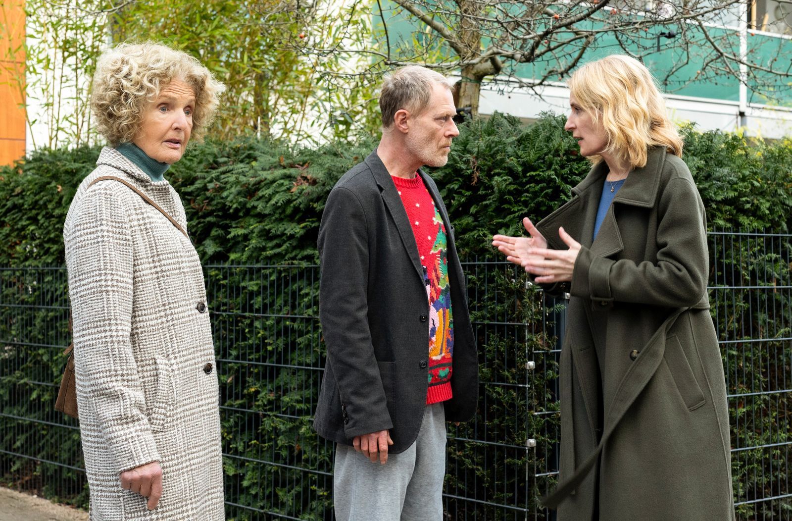 Charlotte Lindholm (Maria Furtwängler, rechts) spricht mit ihrem beurlaubten Kollegen Matthias Vogel (Andreas Lust) vor der Haustür, als ihre Mutter Annemarie (Kathrin Ackermann) überraschend auftaucht. Es ist der erste Auftritt der mittlerweile 88-jährigen echten Mutter von Maria Furtwänglers in dieser Rollen seit längerer Zeit.  (Bild:  NDR/Frizzi Kurkhaus)