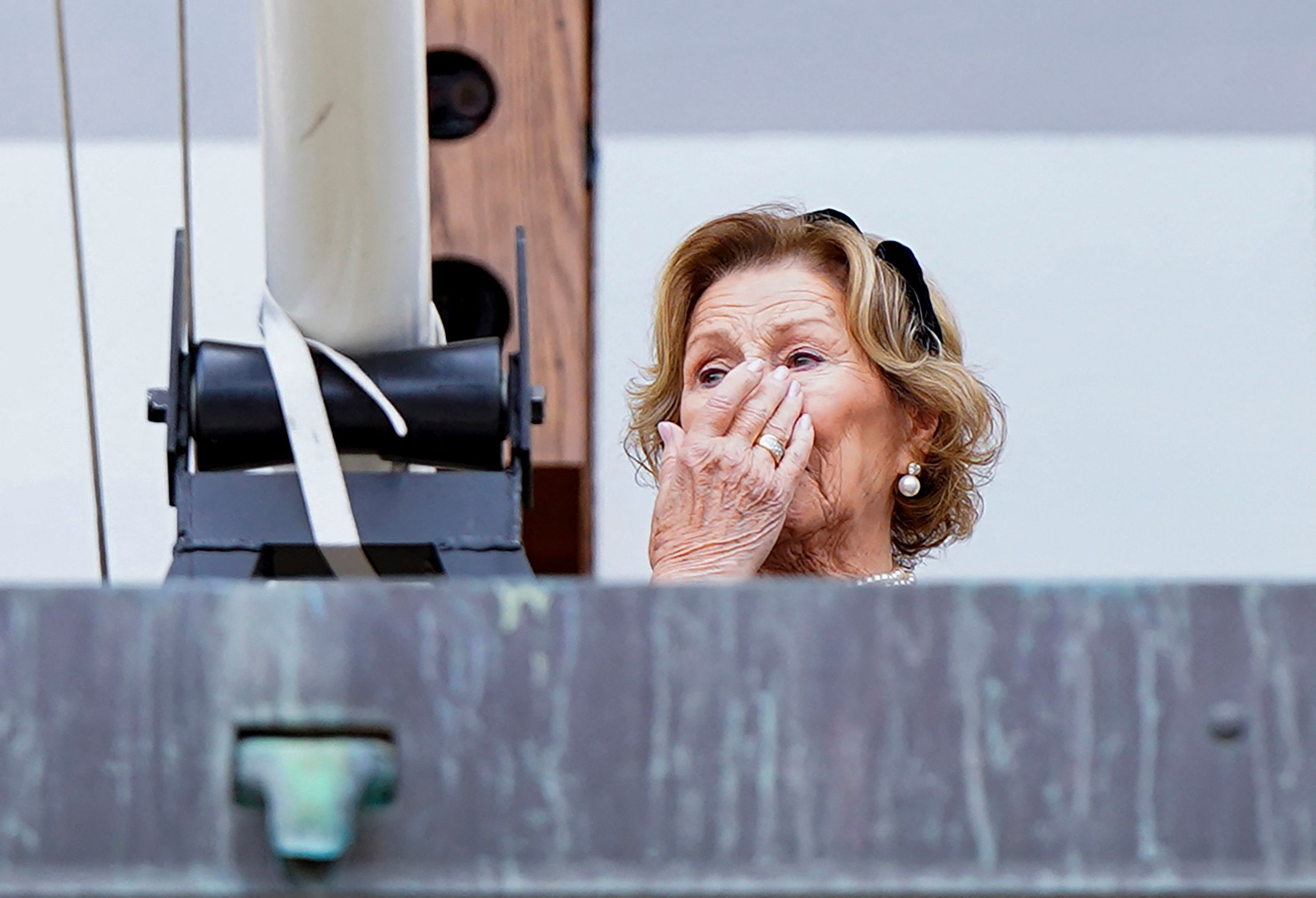 Unter Tränen tritt Königin Sonja nach der Beisetzung ihres Mannes König Harald auf den Balkon des Osloer Schlosses.