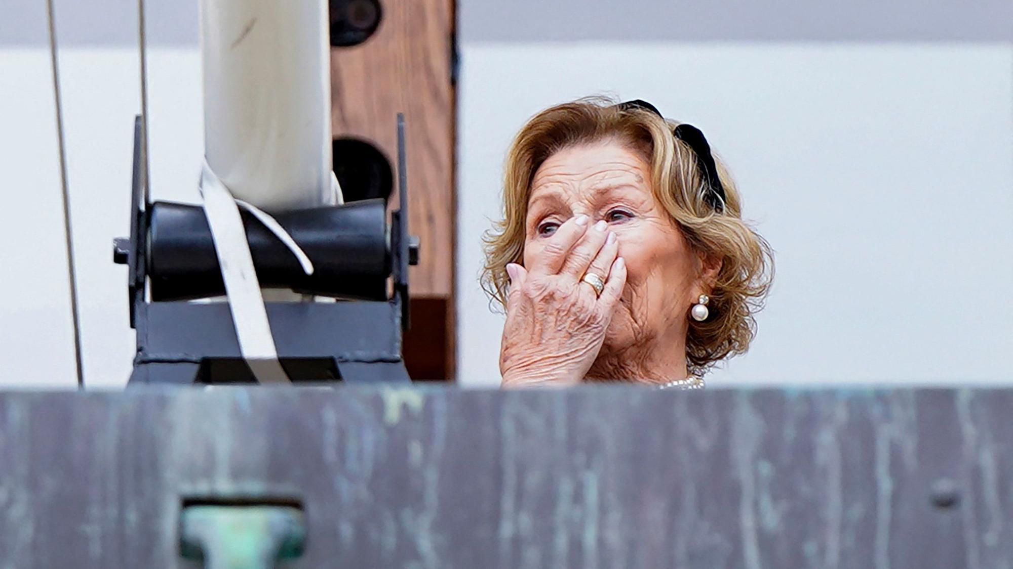 Unter Tränen tritt Königin Sonja nach der Beisetzung ihres Mannes König Harald auf den Balkon des Osloer Schlosses.
