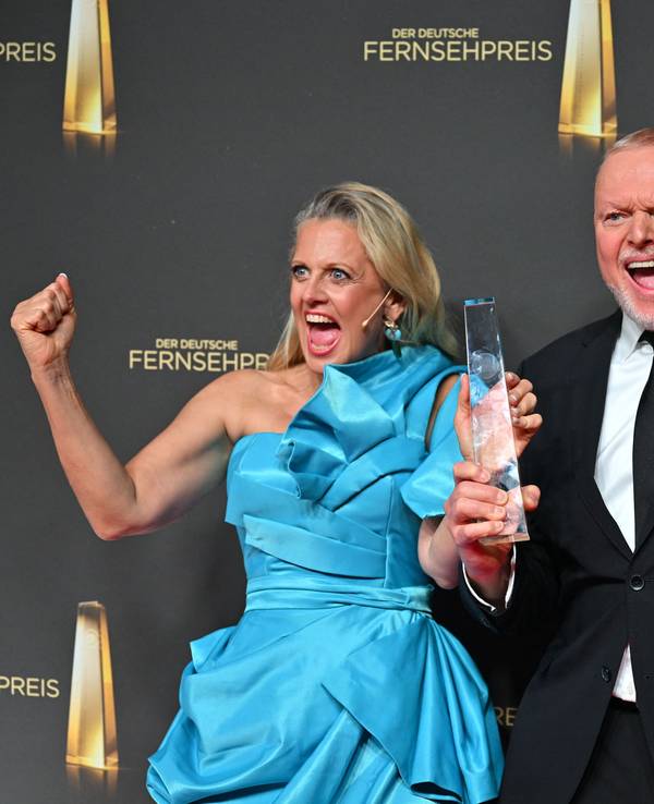 Barbara Schöneberger und Stefan Raab freuen sich bei der Verleihung des Deutschen Fernsehpreises.