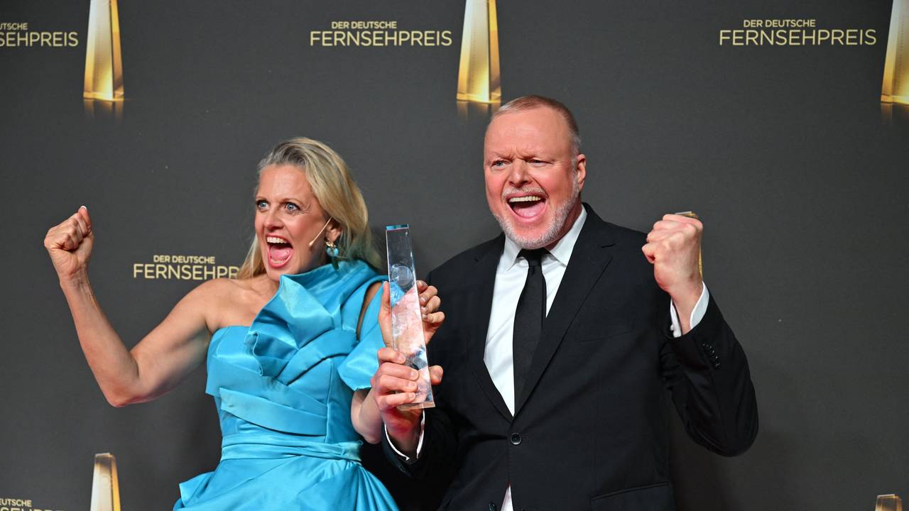 Barbara Schöneberger und Stefan Raab freuen sich bei der Verleihung des Deutschen Fernsehpreises.