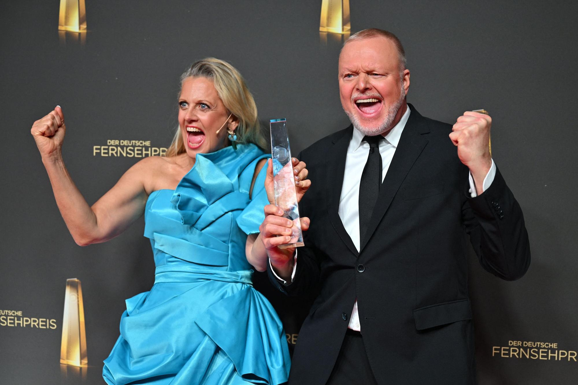 Barbara Schöneberger und Stefan Raab („Wer weiß wie wann was war?“) freuen sich bei der Verleihung des Deutschen Fernsehpreises im Confex über die Auszeichnung in der Kategorie „Beste Unterhaltungs-Show“.