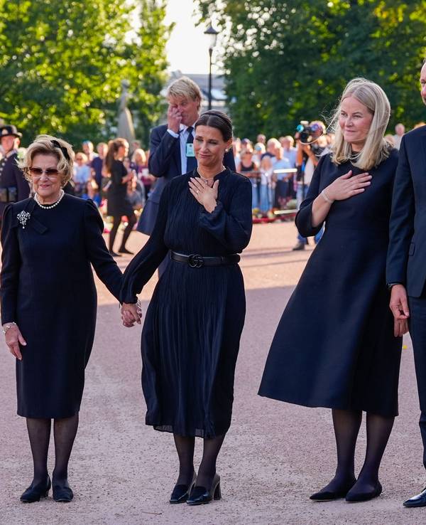 Königin Sonja, Prinzessin Märtha Louise, Mette-Marit und König Haakon kommen auf den Schlossplatz, um die Menschen zu begrüßen und das Meer aus Blumen und Grußbotschaften zu betrachten