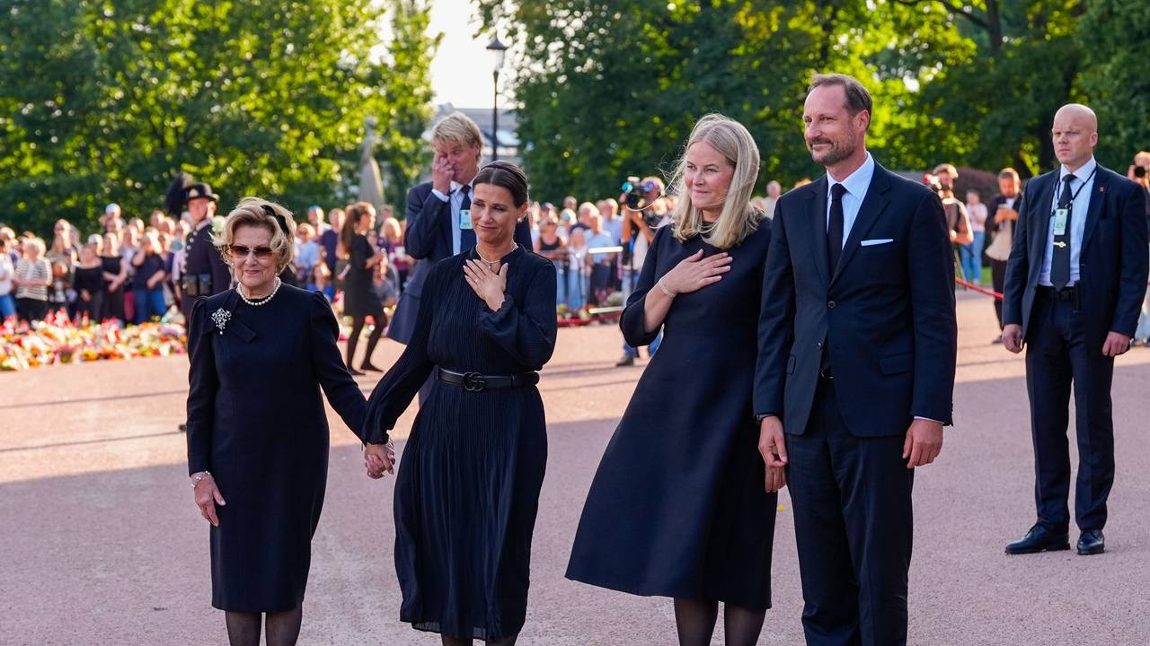 Königin Sonja, Prinzessin Märtha Louise, Mette-Marit und König Haakon kommen auf den Schlossplatz, um die Menschen zu begrüßen und das Meer aus Blumen und Grußbotschaften zu betrachten