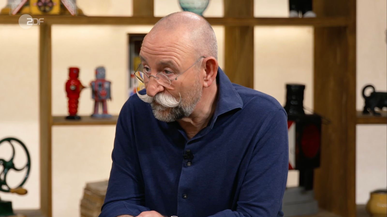 Mit seinem „Fuffi“-Preistipp für zwei Designklassiker lag Horst Lichter in der ZDF-Trödelshow „Bares für Rares“ ordentlich daneben.  (Bild: ZDF)