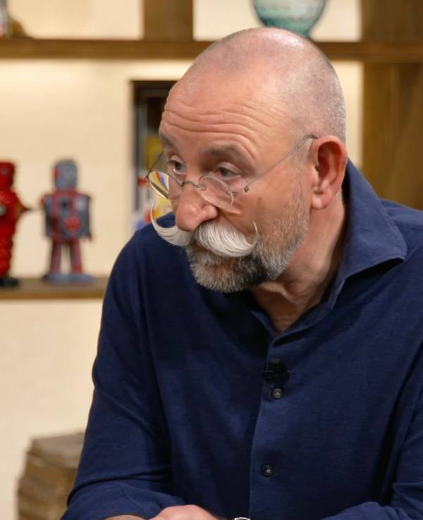 Mit seinem „Fuffi“-Preistipp für zwei Designklassiker lag Horst Lichter in der ZDF-Trödelshow „Bares für Rares“ ordentlich daneben. (Bild: ZDF)