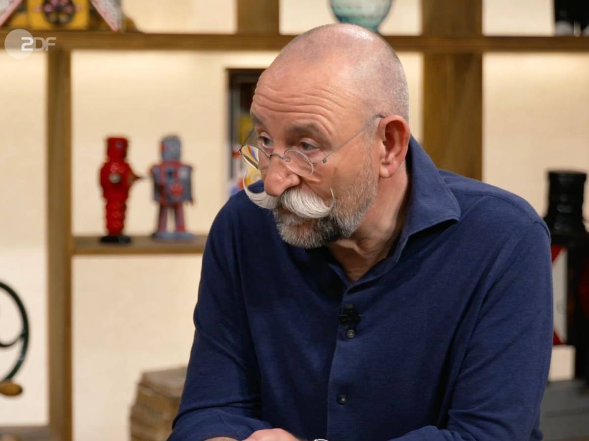 Mit seinem „Fuffi“-Preistipp für zwei Designklassiker lag Horst Lichter in der ZDF-Trödelshow „Bares für Rares“ ordentlich daneben. (Bild: ZDF)