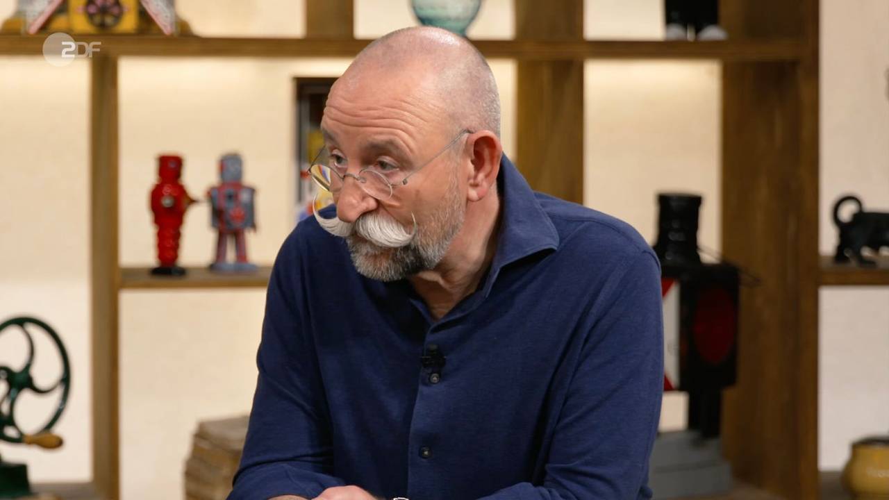 Mit seinem „Fuffi“-Preistipp für zwei Designklassiker lag Horst Lichter in der ZDF-Trödelshow „Bares für Rares“ ordentlich daneben. (Bild: ZDF)