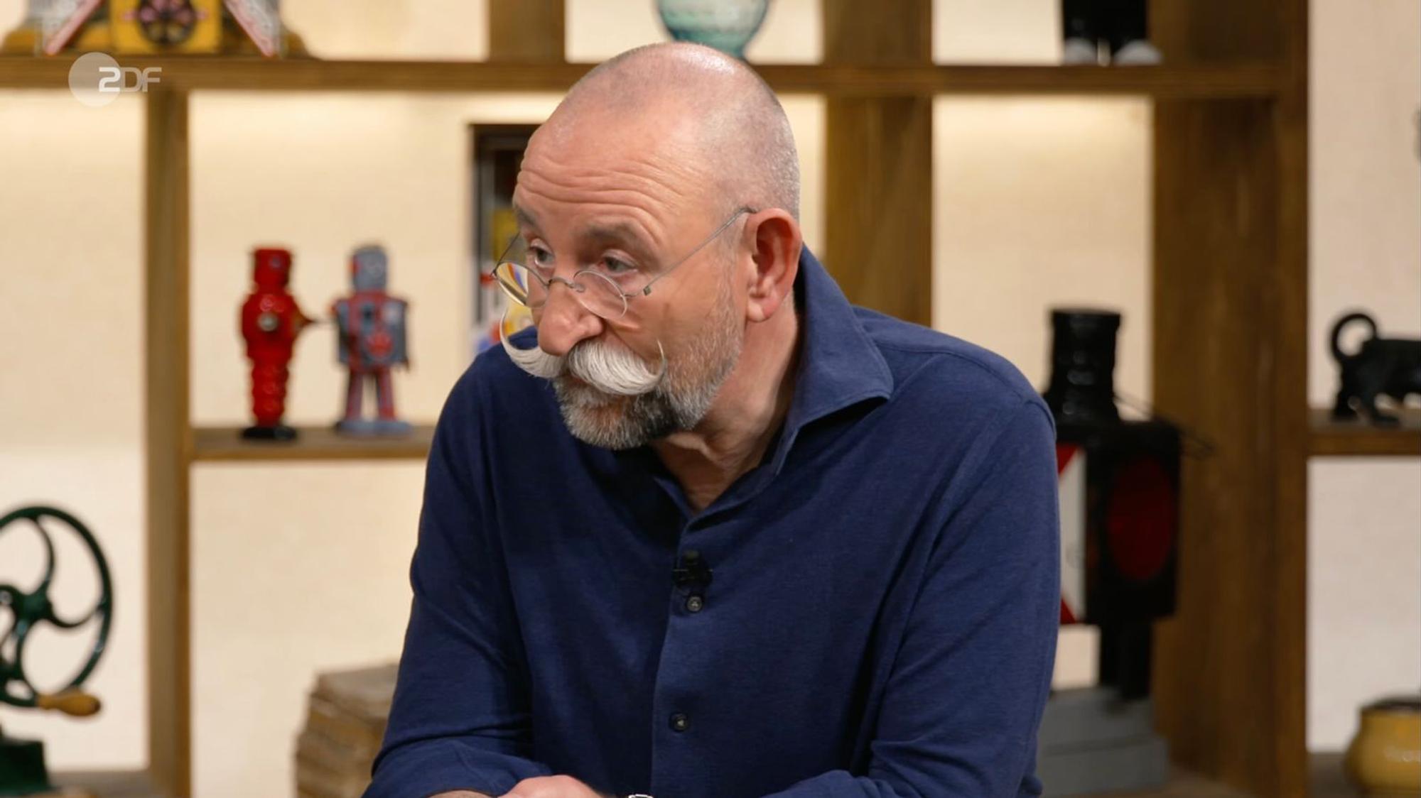 Mit seinem „Fuffi“-Preistipp für zwei Designklassiker lag Horst Lichter in der ZDF-Trödelshow „Bares für Rares“ ordentlich daneben. (Bild: ZDF)