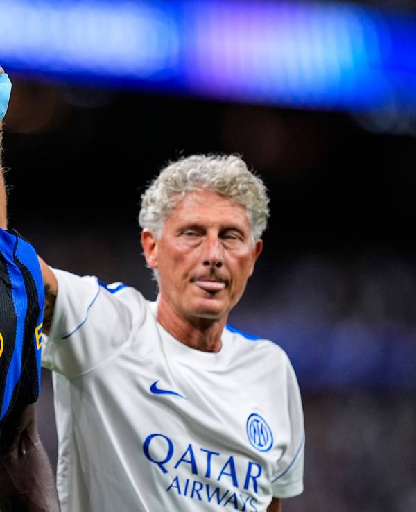 Ein Betreuer von Inter Mailand kühlt den Kopf von Yann Bisseck mit Eis.