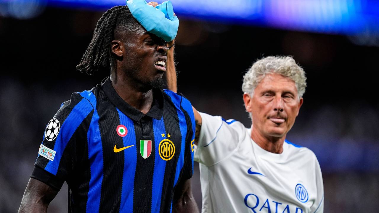 Ein Betreuer von Inter Mailand kühlt den Kopf von Yann Bisseck mit Eis.