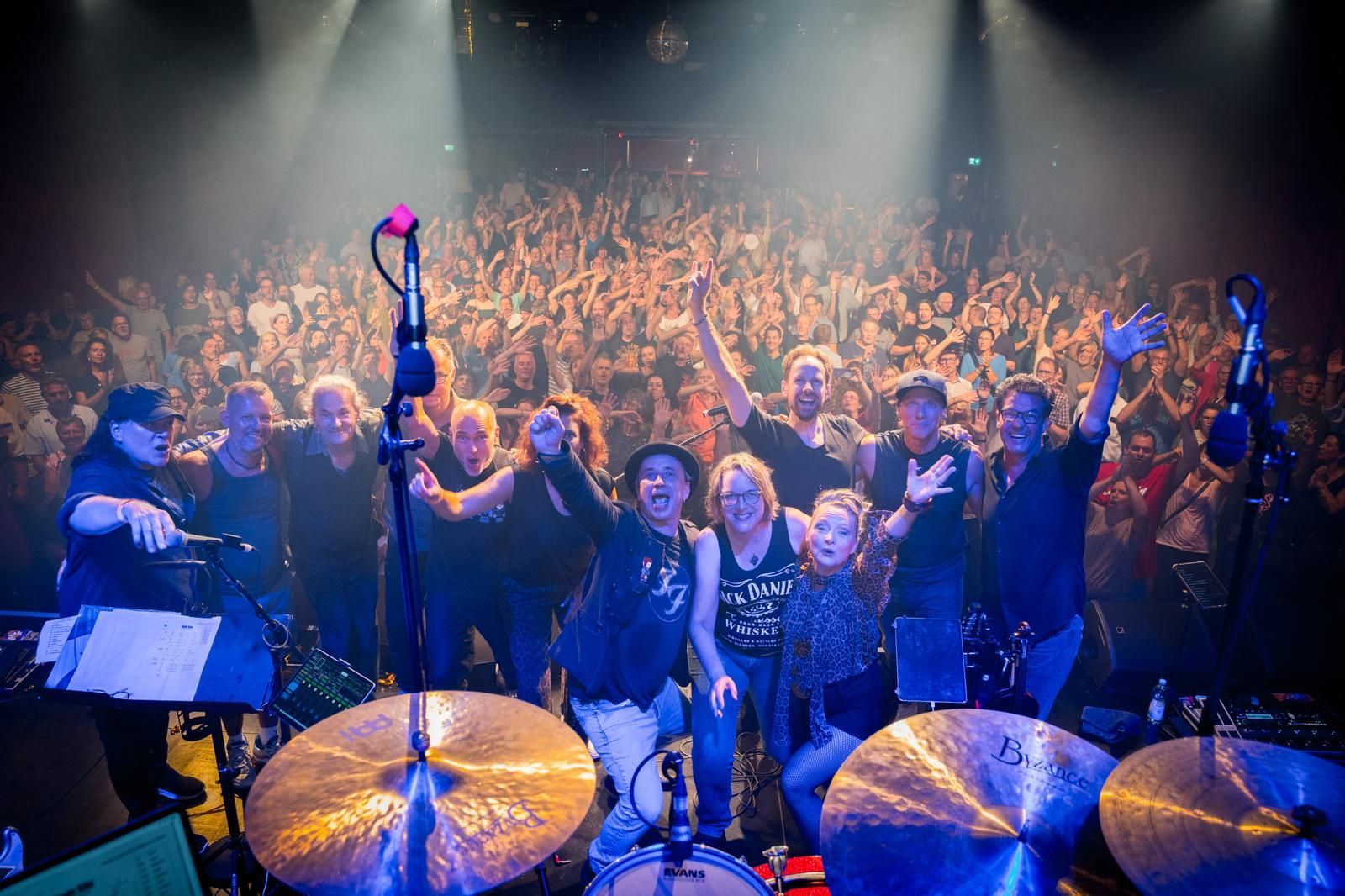 Stefan Knittler mit Band auf der Gloria-Bühne.