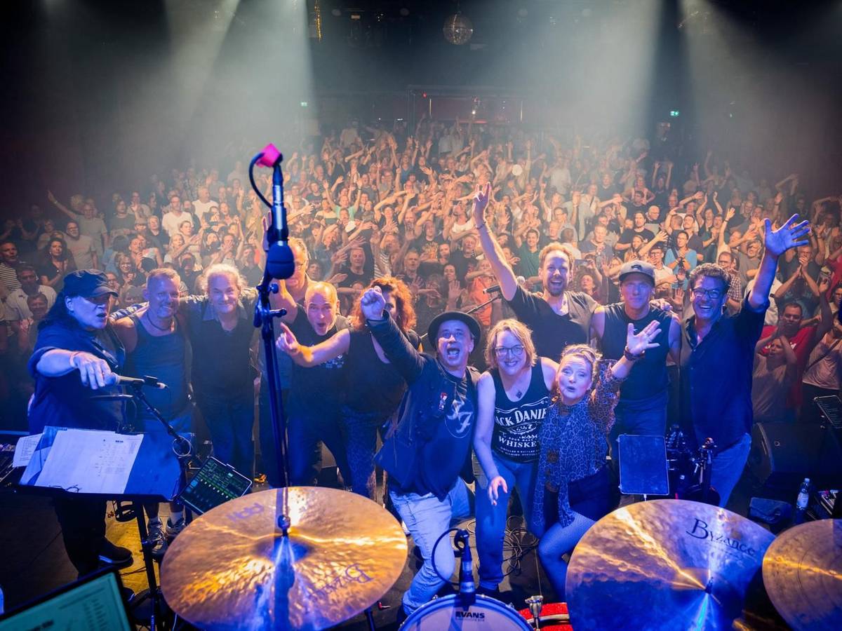 Stefan Knittler mit Band auf der Gloria-Bühne.