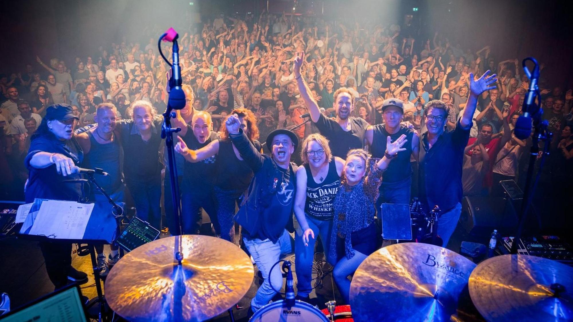 Stefan Knittler mit Band auf der Gloria-Bühne.