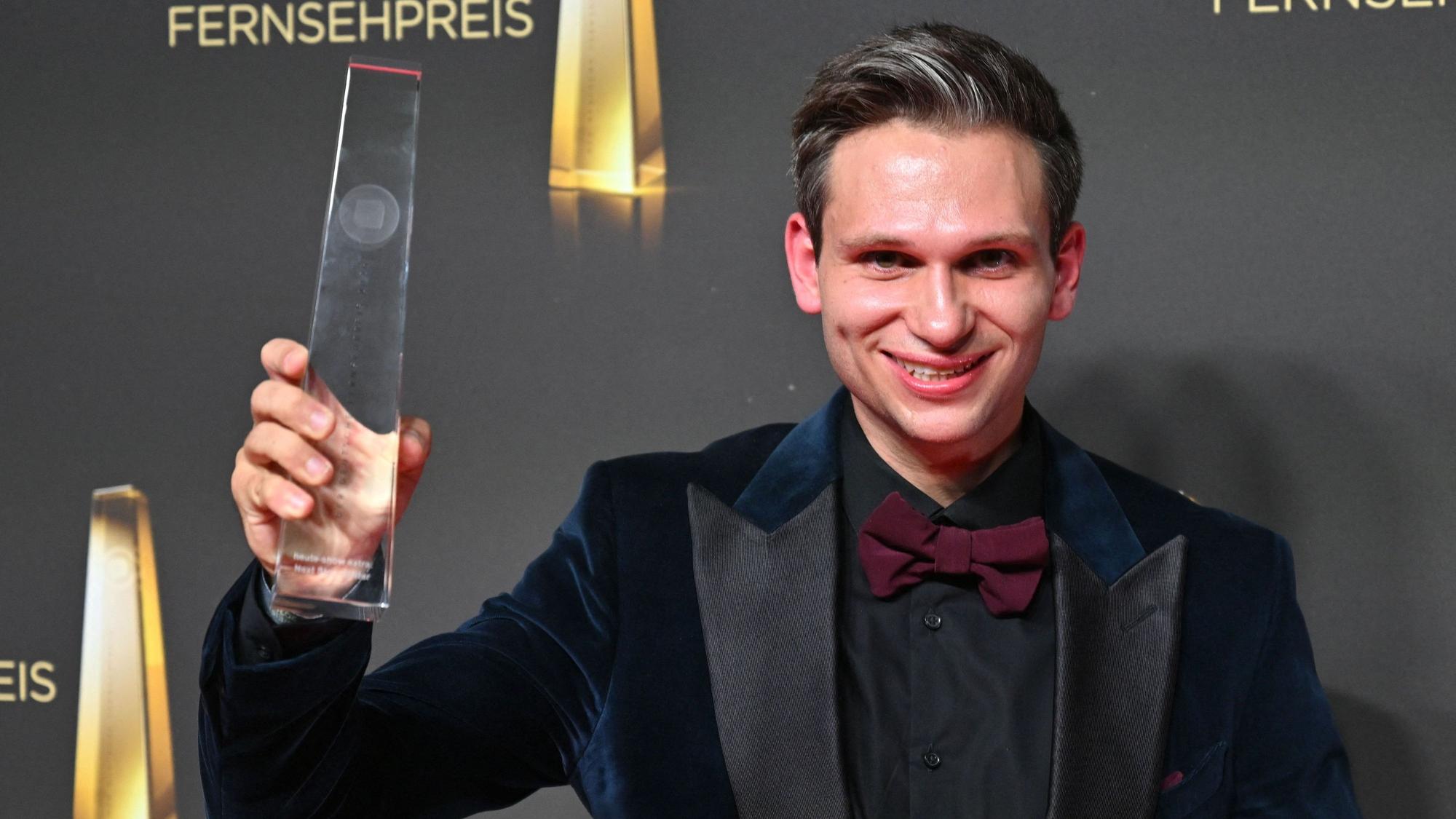 Fabian Köster freut sich bei der Verleihung des Deutschen Fernsehpreises im Confex über die Auszeichnung.