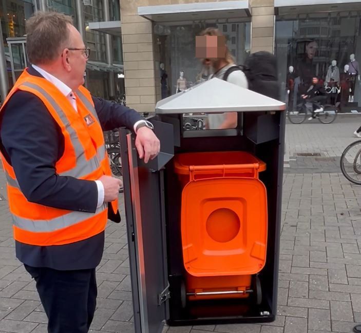 Ein Obdachloser hat bei einem Pressetermin in der Kölner Innenstadt OB Torsten Burmester angepöbelt.