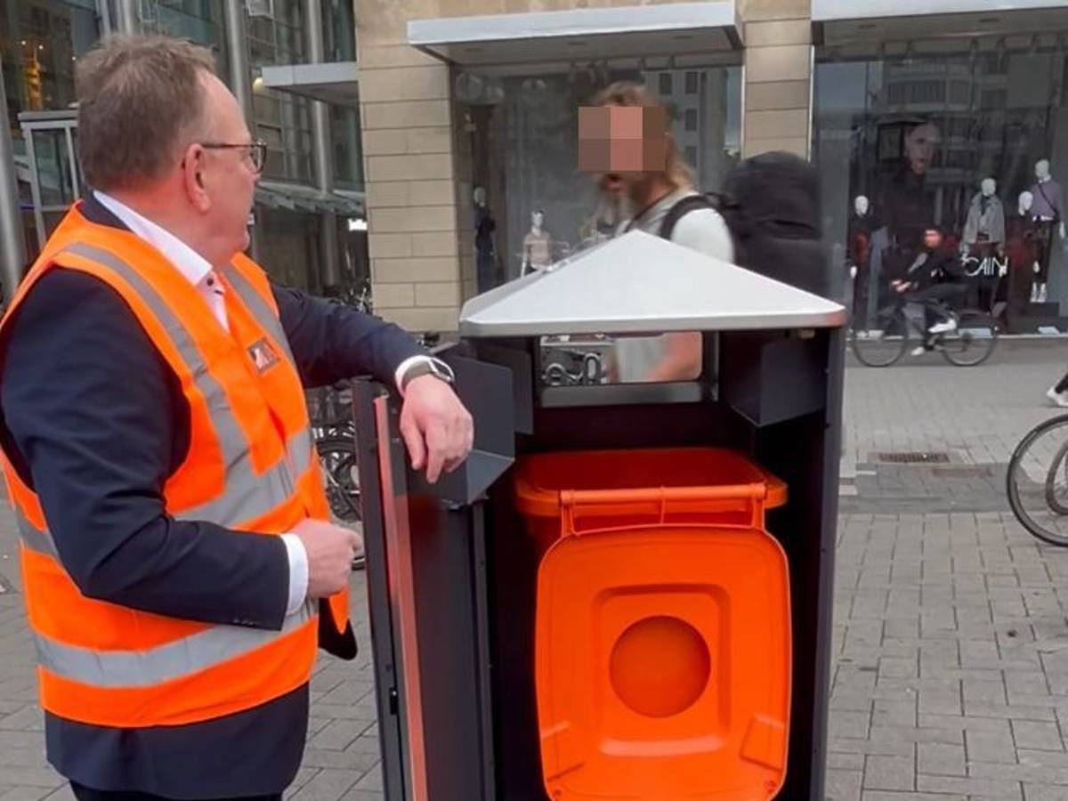 Ein Obdachloser hat bei einem Pressetermin in der Kölner Innenstadt OB Torsten Burmester angepöbelt.