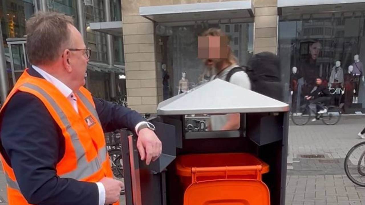 Ein Mann hat bei einem Pressetermin in der Kölner Innenstadt OB Torsten Burmester angepöbelt.