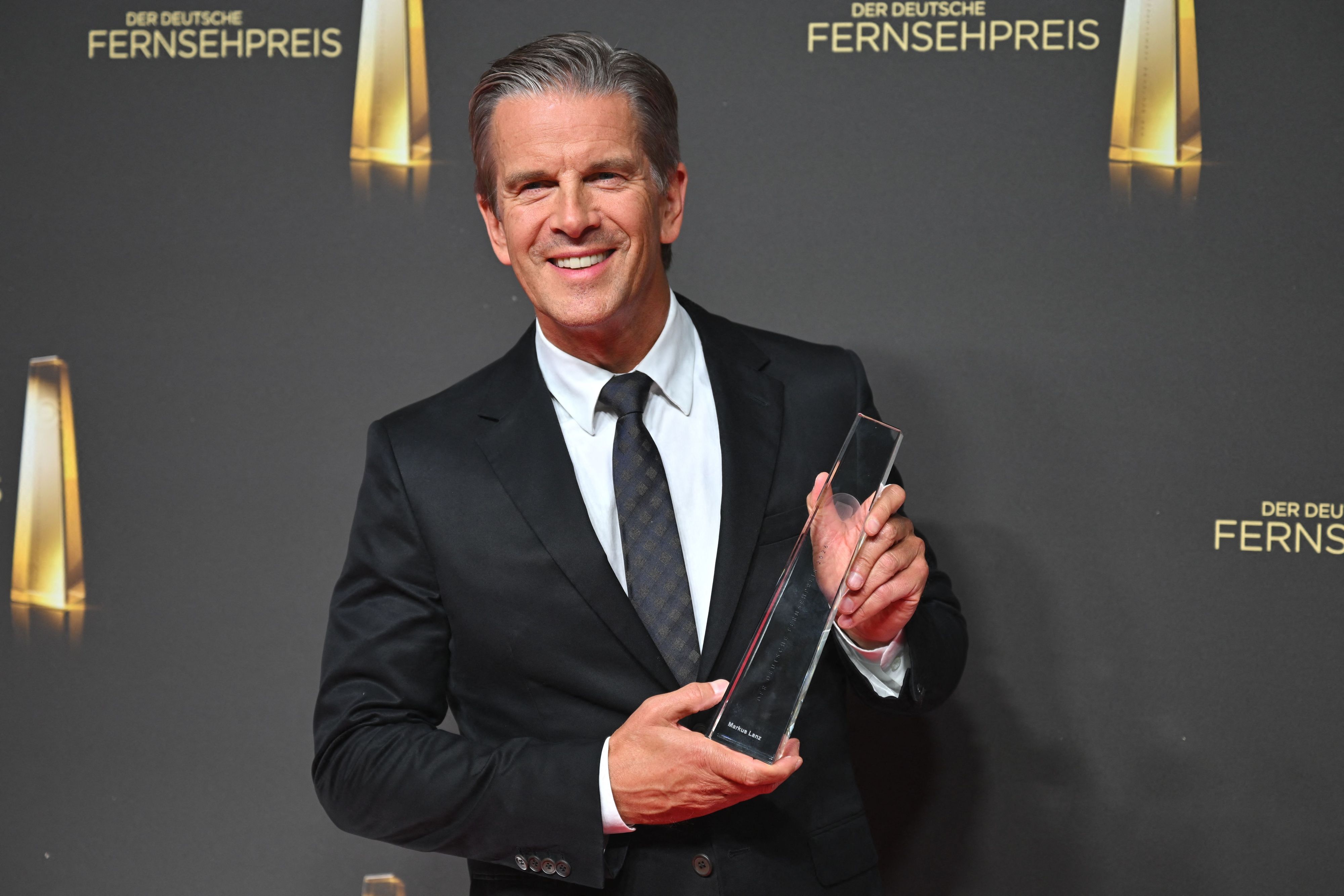 Moderator Markus Lanz freut sich bei der Verleihung des Deutschen Fernsehpreises im Confex über die Auszeichnung.