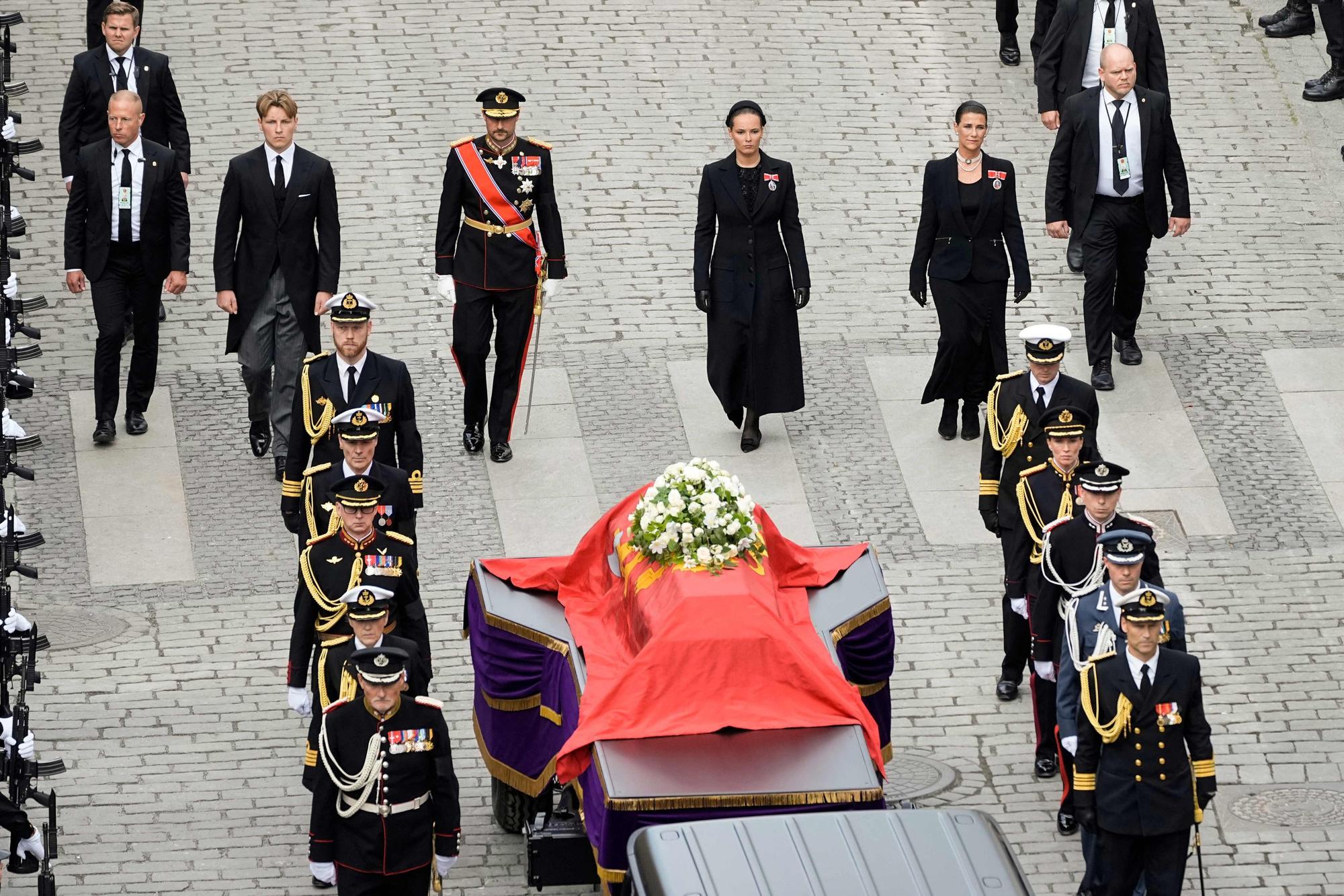 Prinz Sverre Magnus, König Haakon VIII., Kronprinzessin Ingrid Alexandra und Prinzessin Märtha Louise von Norwegen treffen während des Trauerzugs mit dem Sarg des verstorbenen Königs Harald V. an der Kathedrale in Oslo ein.