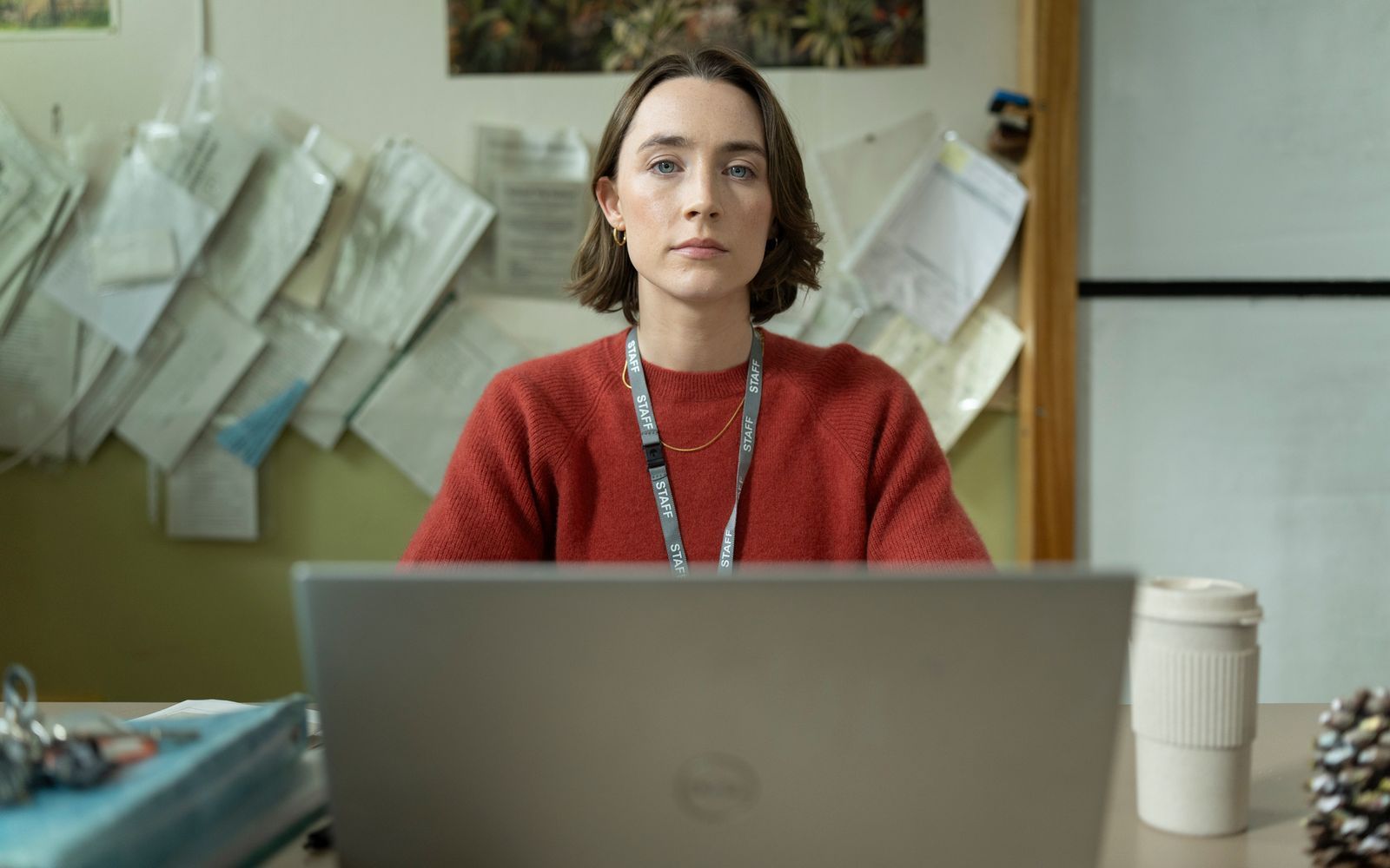Saoirse Ronan verkörpert in „Bad Apples“ die Lehrerin Maria, die irgendwann mit ihrem Latein am Ende ist und einen Störenfried in ihrer Klasse einfach wegsperrt. (Bild: Pulse Films/Paramount Pictures/James Pardon)