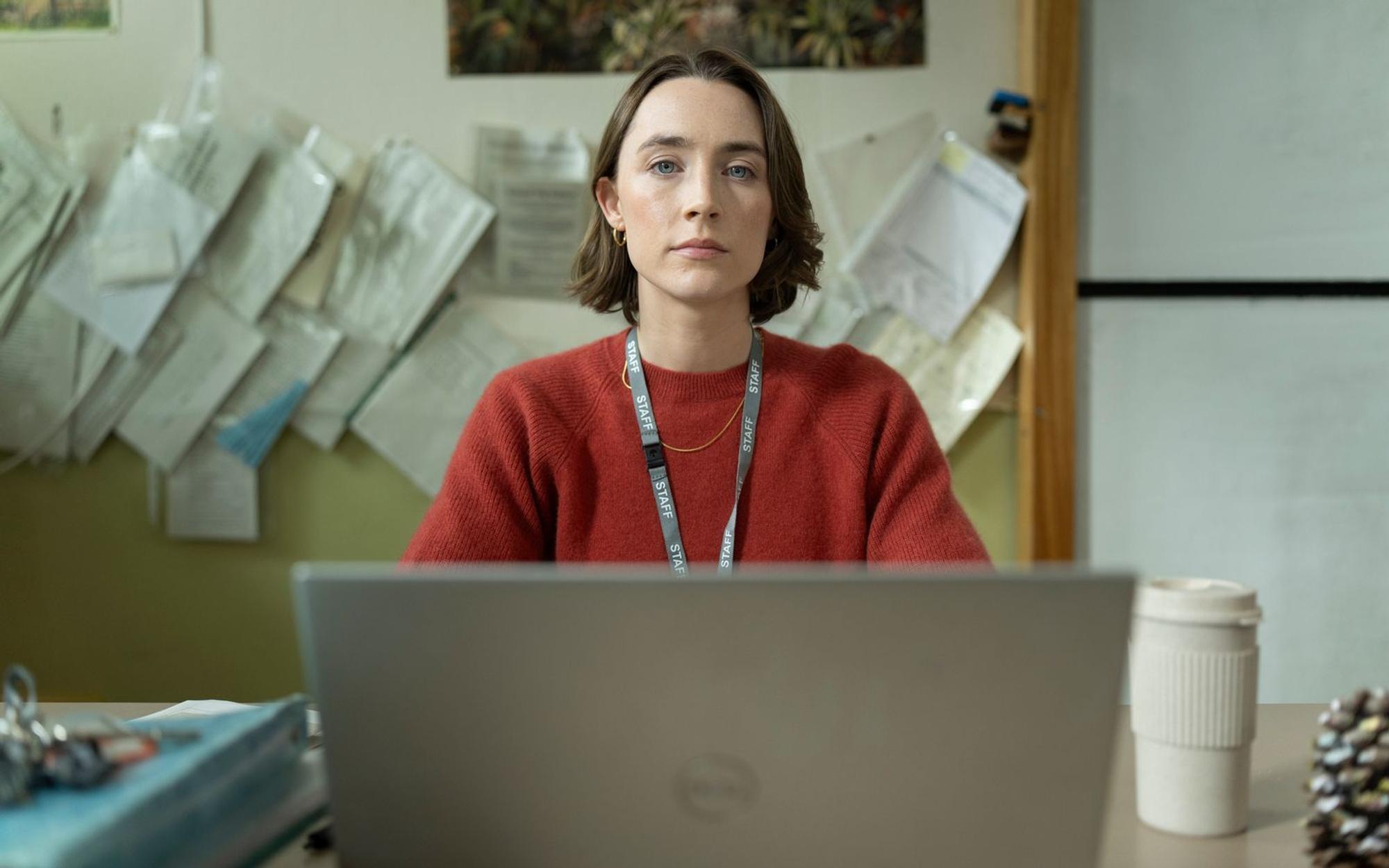 Saoirse Ronan verkörpert in „Bad Apples“ die Lehrerin Maria, die irgendwann mit ihrem Latein am Ende ist und einen Störenfried in ihrer Klasse einfach wegsperrt. (Bild: Pulse Films/Paramount Pictures/James Pardon)
